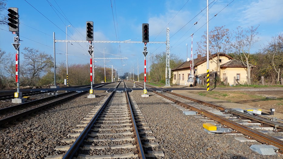 Železničná trať v Dvoroch nad Žitavou Železničná trať v Dvoroch nad Žitavou