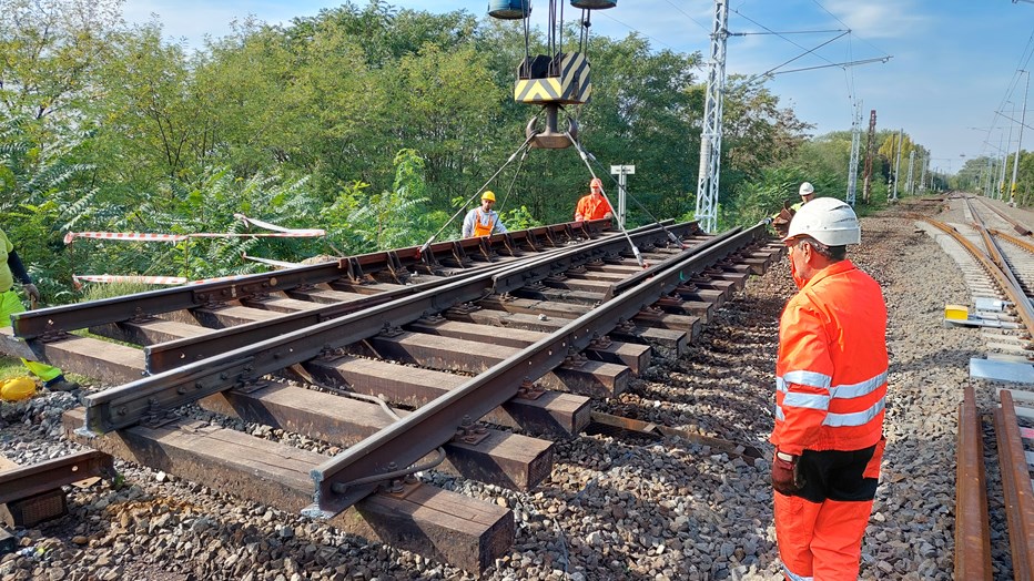 Železničná trať v Dvoroch nad Žitavou Železničná trať v Dvoroch nad Žitavou
