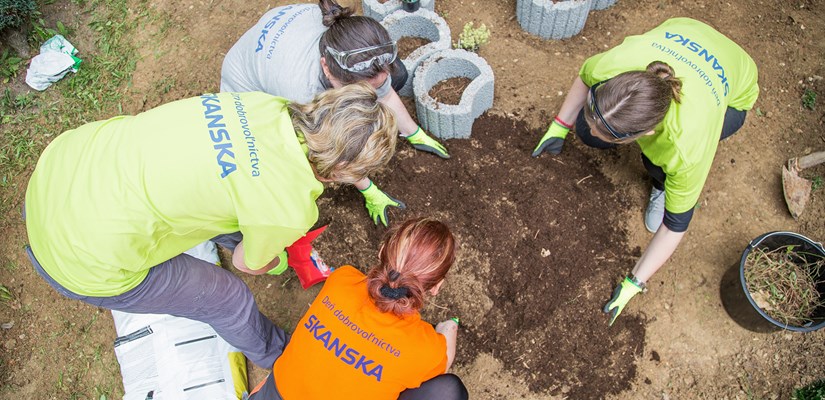 Skanska, dobrovoľnícky program Podaj ruku