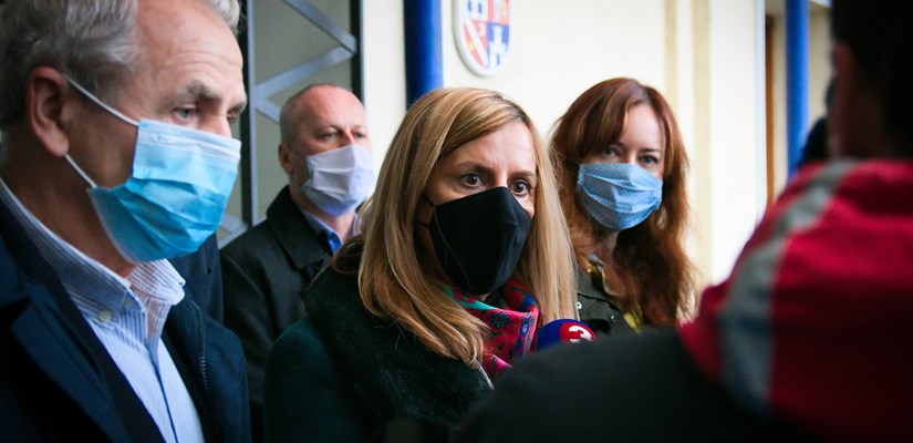 Našu spoločnosť zastupovala na tlačovej konferencii podpredsedníčka predstavenstva Magdaléna Dobišová a riaditeľ projektu Ivan Gajdoš Našu spoločnosť zastupovala na tlačovej konferencii podpredsedníčka predstavenstva Magdaléna Dobišová a riaditeľ projektu Ivan Gajdoš